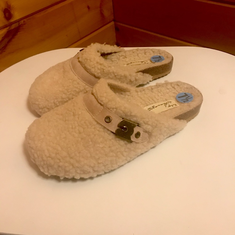 Vintage brand women’s size 7 1/2 slippers